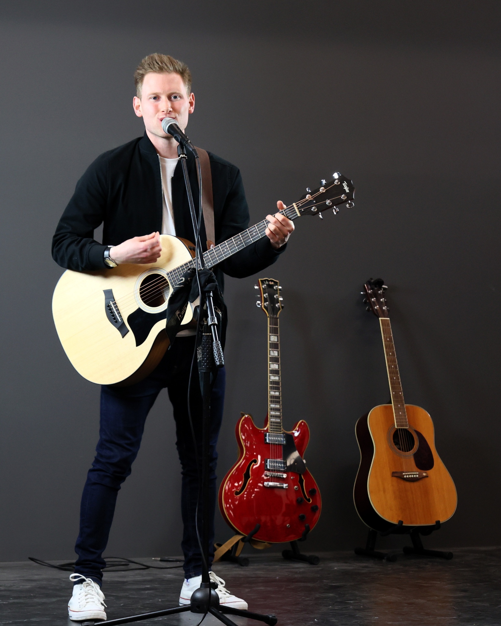 Jamie Felton Singer & (Fingerstyle) Guitarist 1