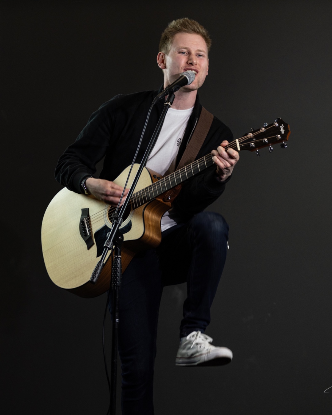 Jamie Felton Singer & (Fingerstyle) Guitarist gallery